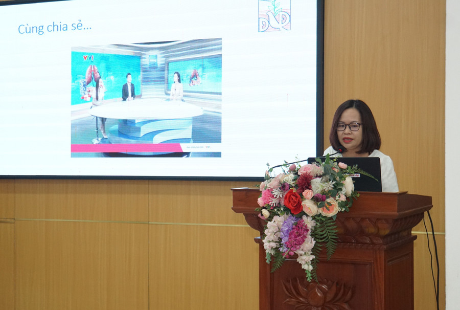 Cô Đào Thị Cúc - Phó Hiệu trưởng Trường THCS Đống Đa tham luận tại Hội thảo. thcs-dd.jpg