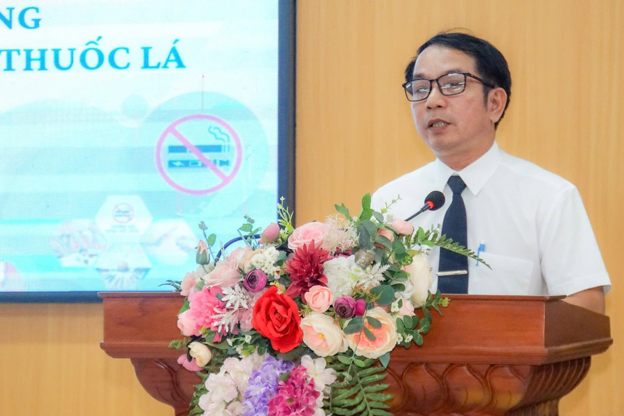 Thầy Cao Lê Quang chia sẻ tham luận. z7190764026076-d859424ce03cb2d9fa0f917b8f51a467.jpg