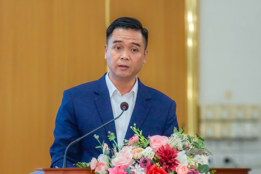 Thầy La Ngọc Duy - giáo viên Trường PTDT Nội trú THCS và THPT Na Hang tham luận. na-hang.jpg