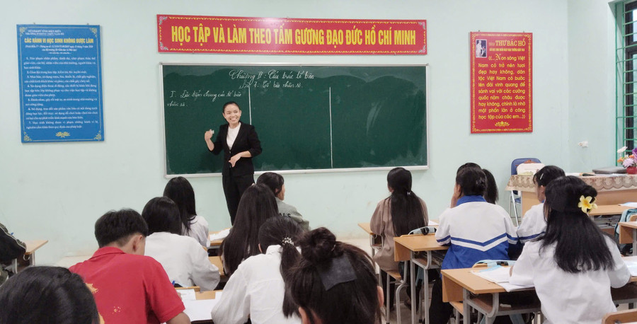 Cô giáo Trần Thị Ngát trong giờ lên lớp.