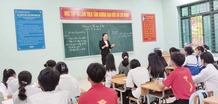 Trong từng tiết học, cô Ngát luôn biết cách "truyền lửa" tinh thần học tập cho học sinh. vungcao.jpg