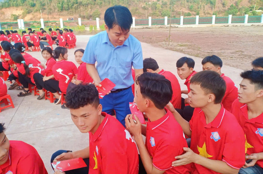 Thầy giáo Nguyễn Văn Tập tặng quà cho học sinh nhân dịp năm mới.