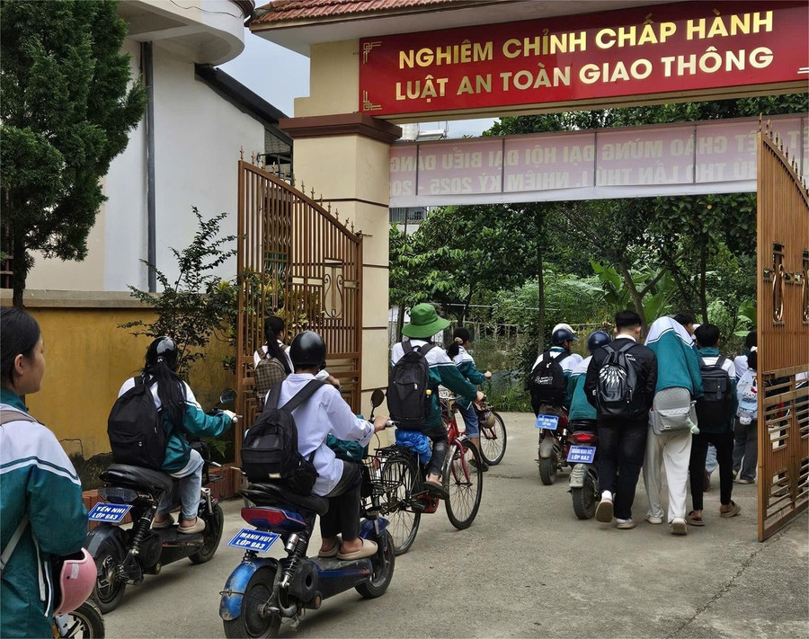 Việc gắn biển tên xe đạp điện giúp nâng cao ý thức chấp hành Luật Giao thông của học sinh.