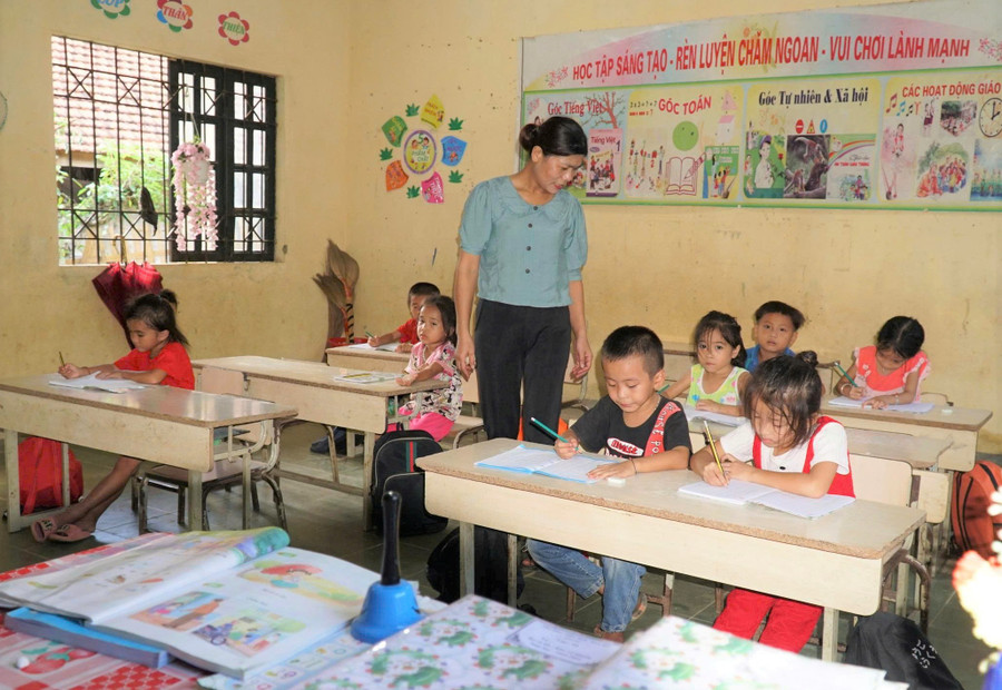 Cô trò Trường Phổ thông DTBT Tiểu học Nga My, xã Nga My, Nghệ An. Ảnh: Hồ Lài