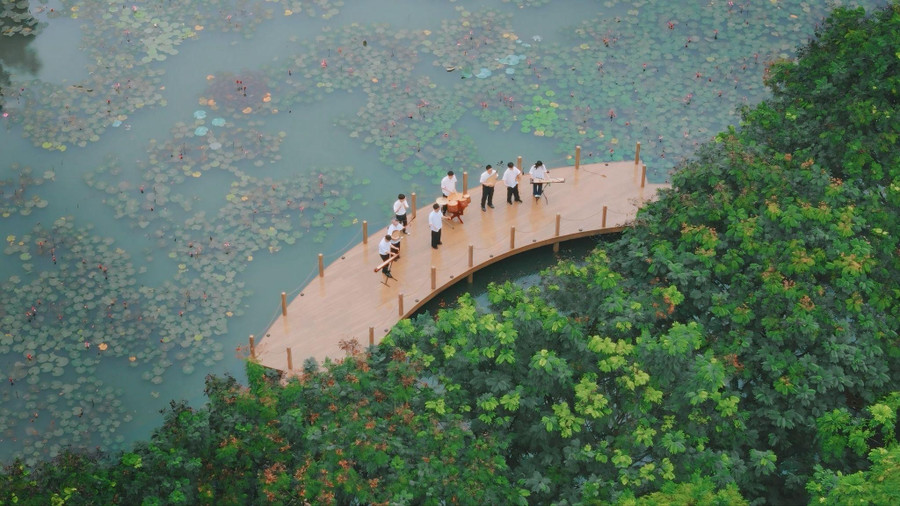 Dịp 20/11, nhóm sinh viên Trường Đại học FPT đã cho ra mắt MV cover ca khúc “Người gieo mầm xanh” – phiên bản hòa tấu 7 nhạc cụ truyền thống.