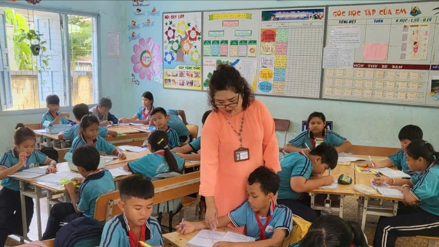 Cô Phạm Minh Thụy Bửu Kim - Tổ trưởng tổ 4+5 - Trường Tiểu học Phan Thanh 1.