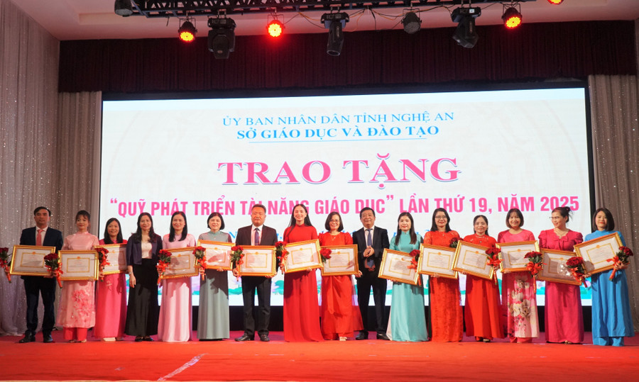 Lãnh đạo Sở GD&ĐT Nghệ An trao tặng “Quỹ phát triển tài năng giáo dục” cho các nhà giáo tiêu biểu. Ảnh: Hồ Lài