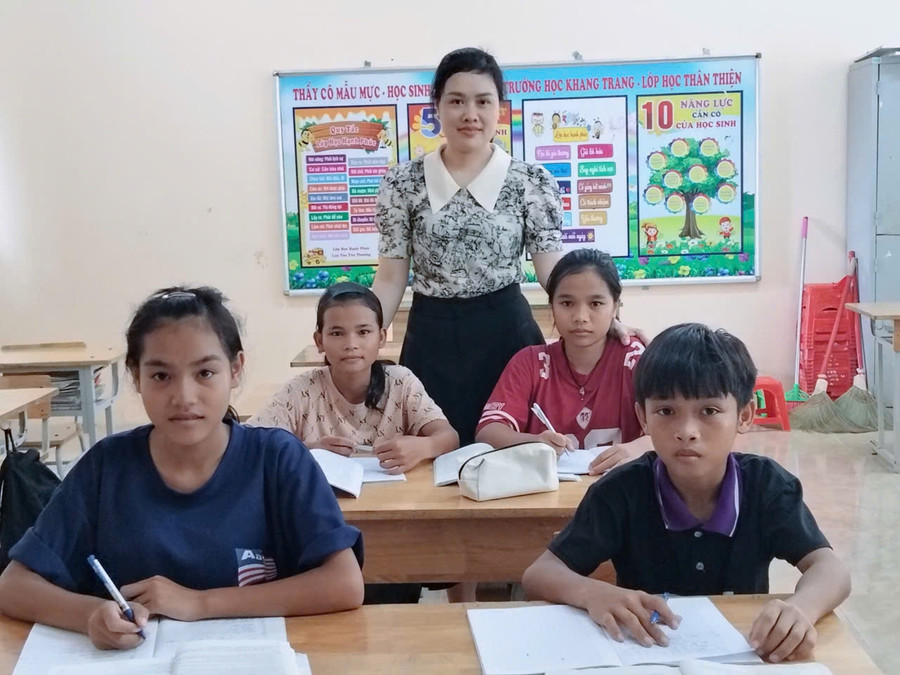 Hành trình "bám bản" dạy chữ của cô Thanh gặp nhiều gian nan nhưng cũng nhiều tự hào. (Ảnh: NVCC) co-thanh-3.jpg