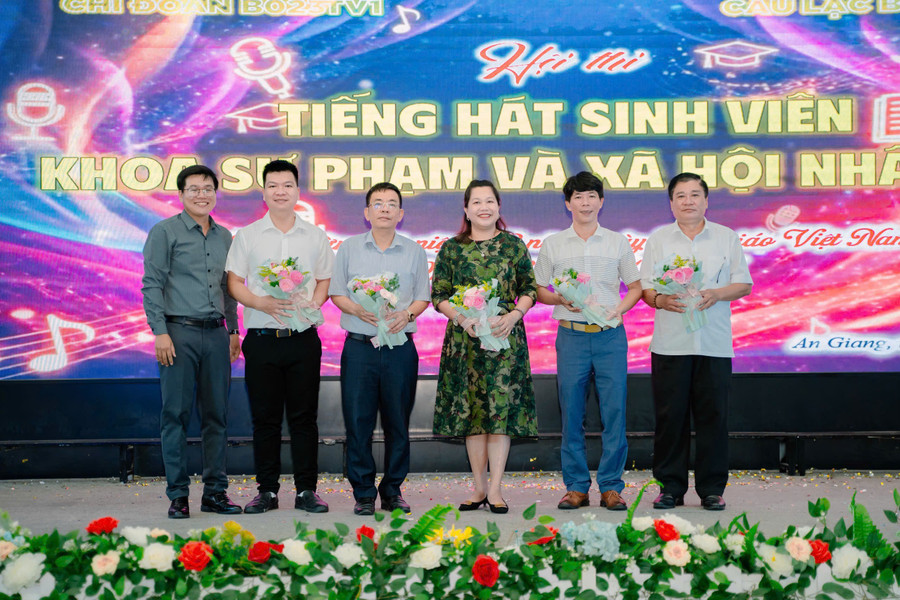 Hội thi Tiếng hát sinh viên chào mừng Ngày Nhà giáo Việt Nam 20/11 do sinh viên tổ chức. sv-kgu-3.jpg