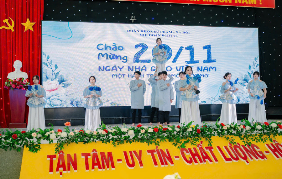 Sinh viên ngành Tiếng Việt và Văn hóa Việt Nam khóa 9 tổ chức chương trình Chào mừng Ngày Nhà giáo Việt Nam 20/11. sv-kgu-4.jpg