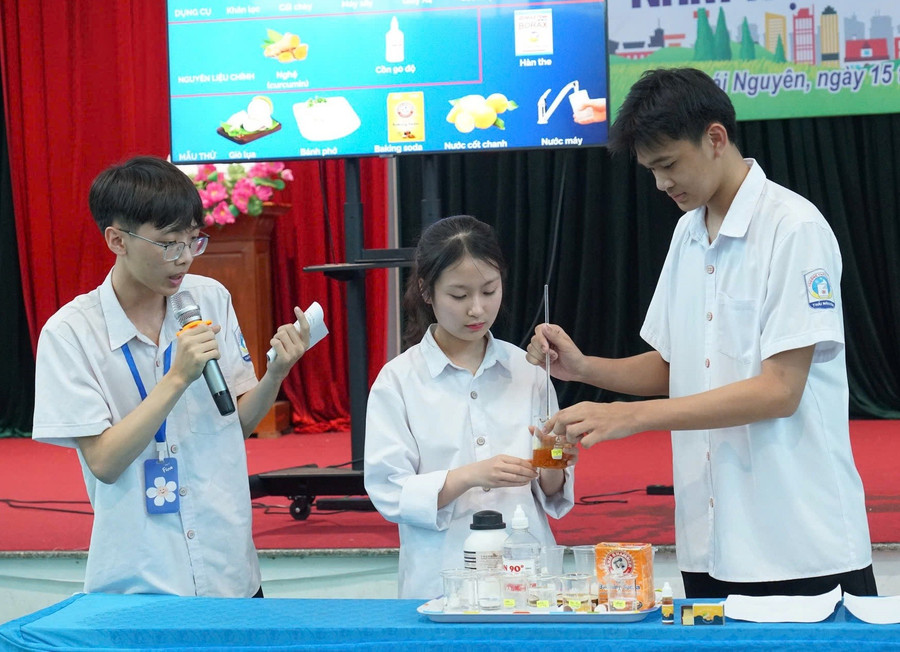 Học sinh Trường THPT Chuyên được phát huy năng lực, sáng tạo qua giáo dục STEM. chuyen-5-san-pham.jpg