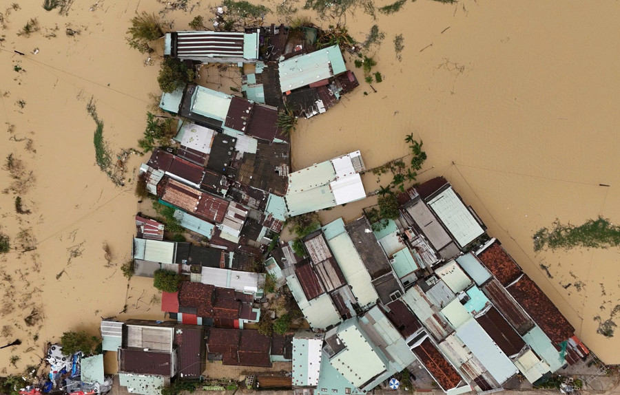 Gia Lai mưa to, nước dâng nhanh gây ngập trên diện rộng.
