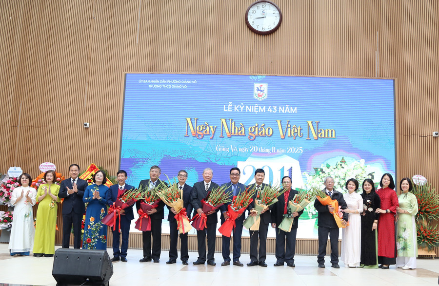 Ban Giám hiệu tri ân các thế hệ lãnh đạo, cán bộ giáo viên Trường THCS Giảng Võ.