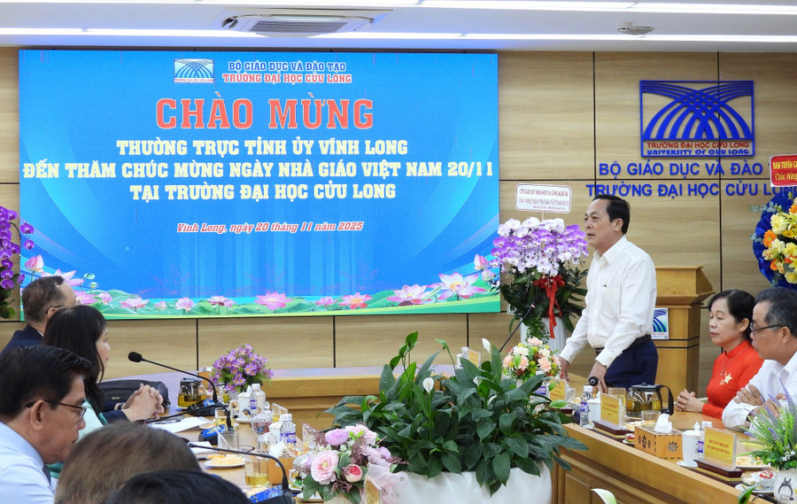 Ông Lâm Minh Đằng, Phó Bí thư Tỉnh ủy Vĩnh Long phát biểu chúc mừng Ngày Nhà giáo Việt Nam 20/11. dhcl-dao-tao-nhan-luc-4.jpg