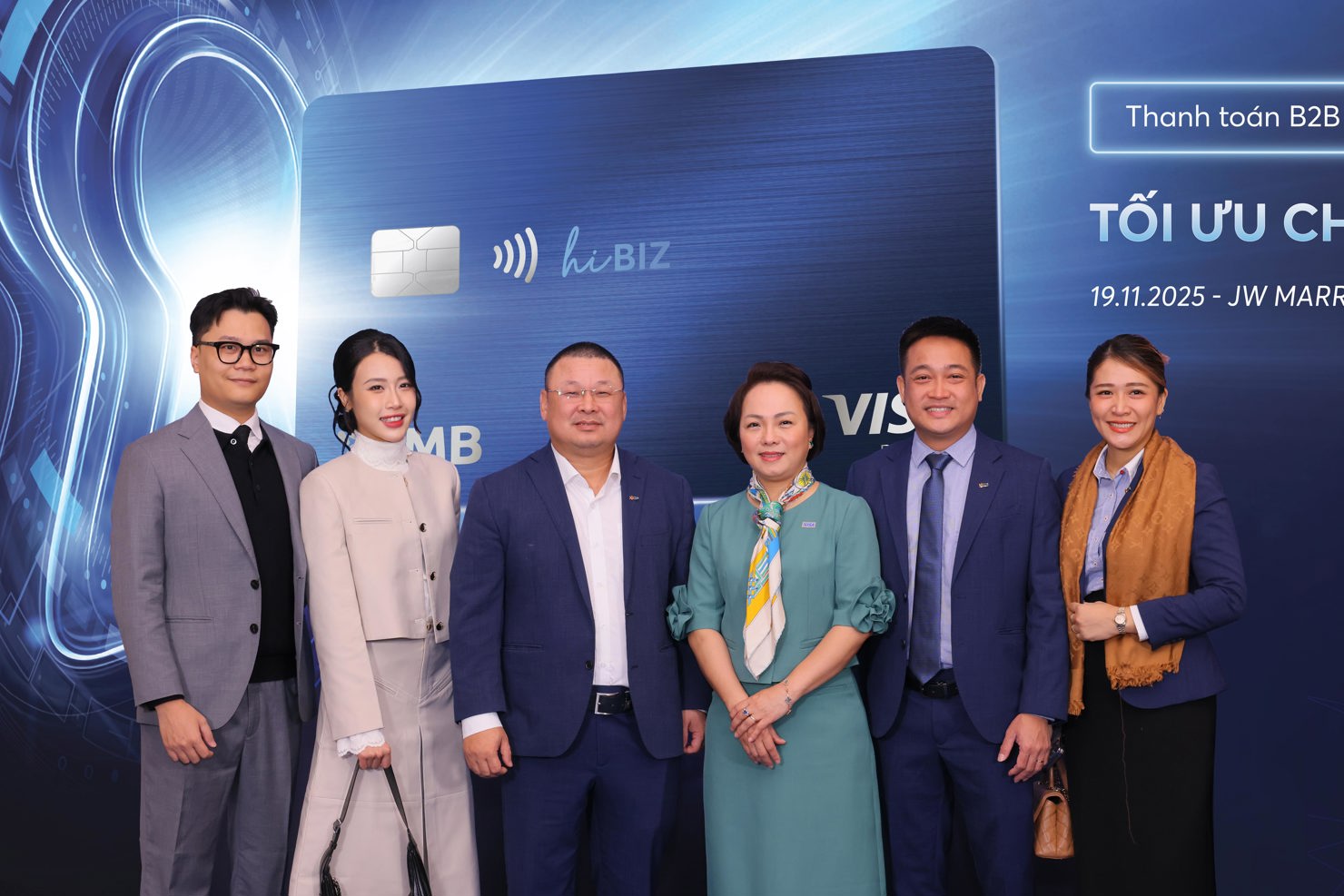 Lãnh đạo MB và VISA chụp ảnh lưu niệm. 