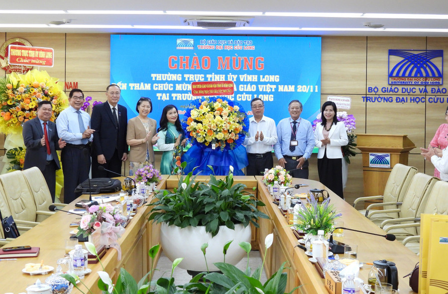 Ông Lâm Minh Đằng, Phó Bí thư Tỉnh ủy Vĩnh Long tặng hoa chúc mừng Trường ĐH Cửu Long nhân Ngày Nhà giáo Việt Nam 20/11. dhcl-dao-tao-nhan-luc-5.jpg
