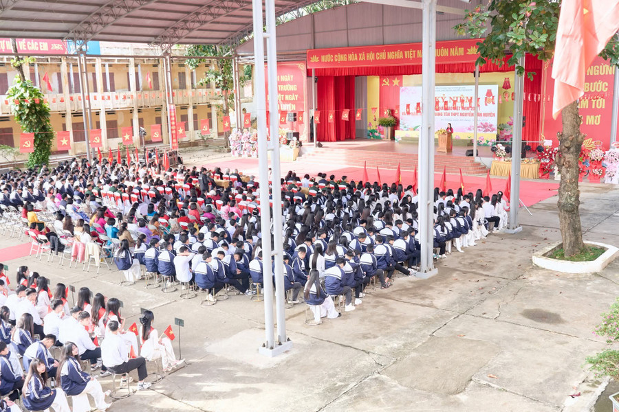 Các thế hệ giáo viên, học sinh Trường THPT Nguyễn Văn Huyên luôn nỗ lực