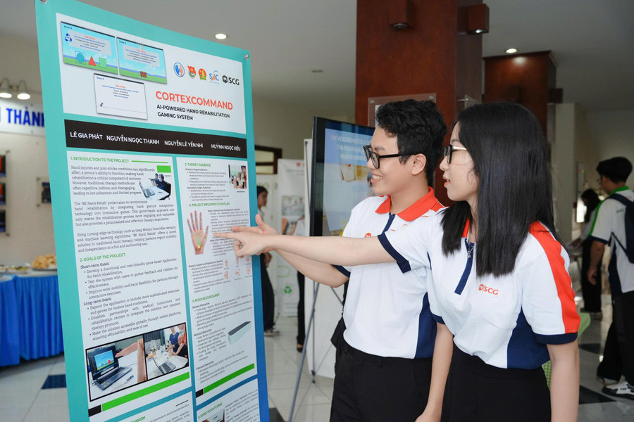 Sinh viên tham quan triển lãm thông tin dự án Hỗ trợ phục hồi chức năng sử dụng bàn tay cho người đột quỵ nhẹ. trao-hoc-bong.jpg