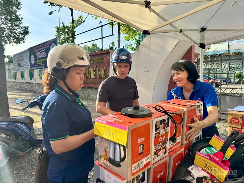 Nhiều mặt hàng thiết yếu, đồ gia dụng cũng được bày bán nhằm đáp ứng nhu cầu của người tiêu dùng.