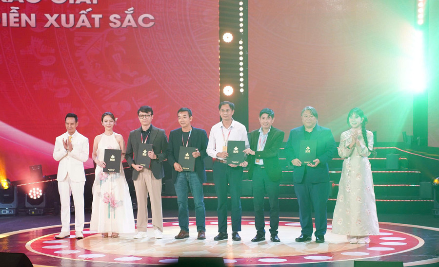 Các nghệ sĩ nhận giải đạo diễn xuất sắc. Ảnh: LHPVN 24. z7262268309240-c4e13ffbe927353f724a37380a1d98ae.jpg