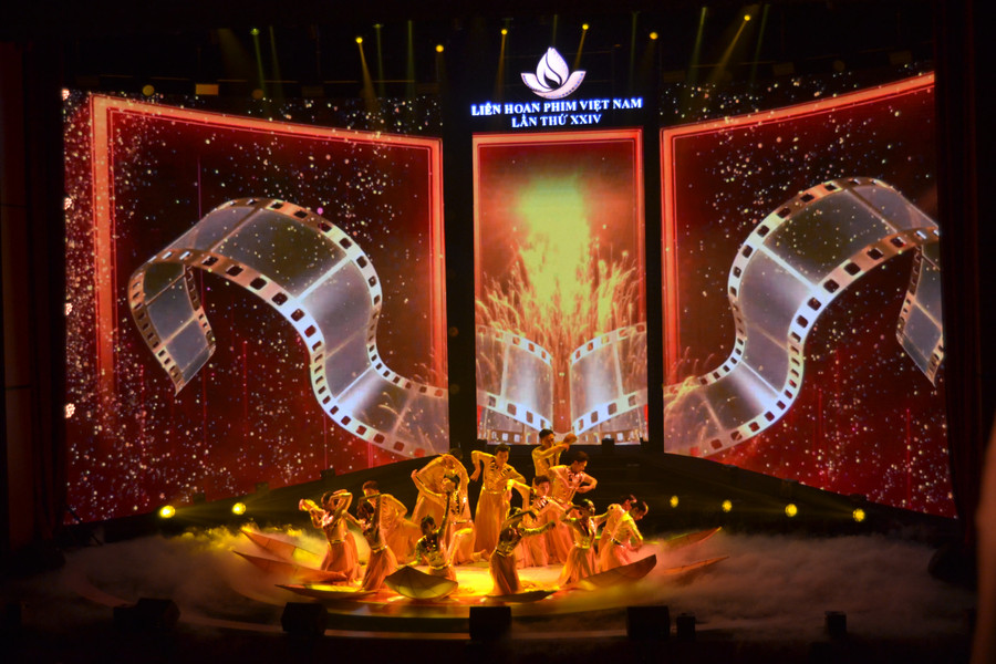 Sân khấu bế mạc Liên hoan Phim Việt Nam lần thứ 24. Ảnh: H.P. ljhpvn.jpg