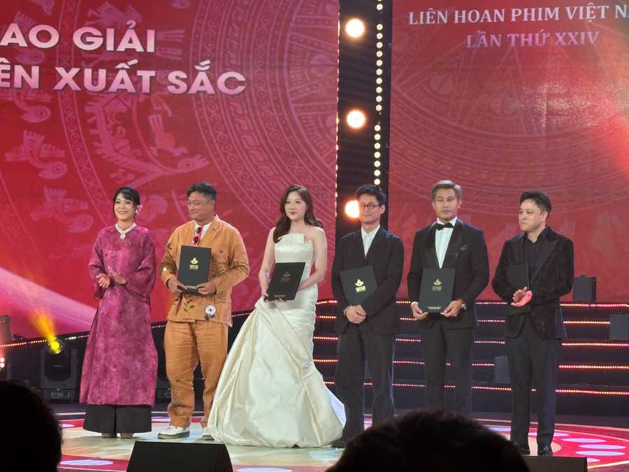 Các nghệ sĩ nhận giải. Ảnh: LHPVN24 z7262267532032-a4b85e6f87ca7dbb10d5d7f89c483493.jpg