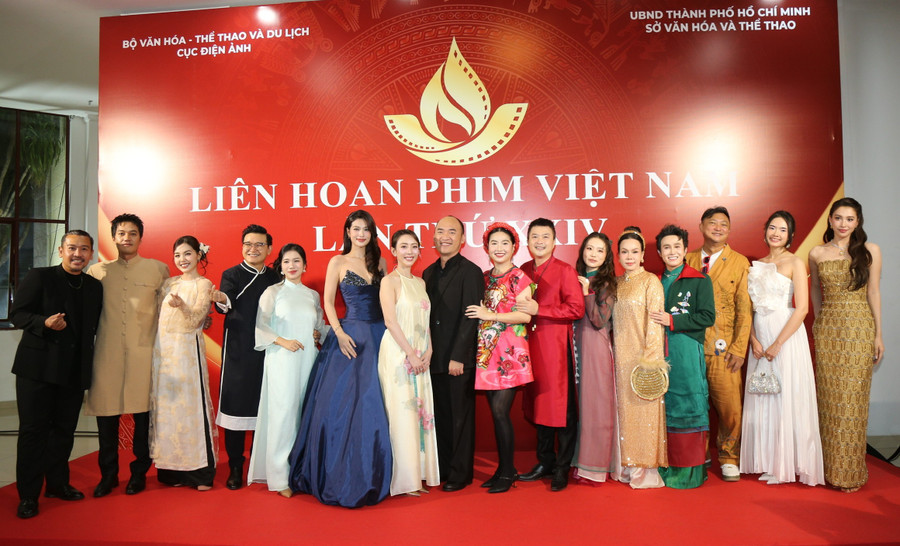 Các nghệ sĩ chụp ảnh tại thảm đỏ. Ảnh: LHPVN 24. z7262652118940-a586df769799986e38b8dd462ce29635.jpg