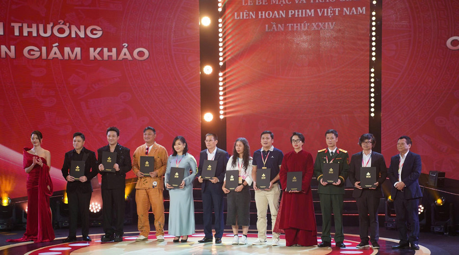 Các nghệ sĩ nhận giải của Ban giám khảo. Ảnh: LHPVN 24. z7262302877530-56d36adda44d5905d828346001cb3f68.jpg