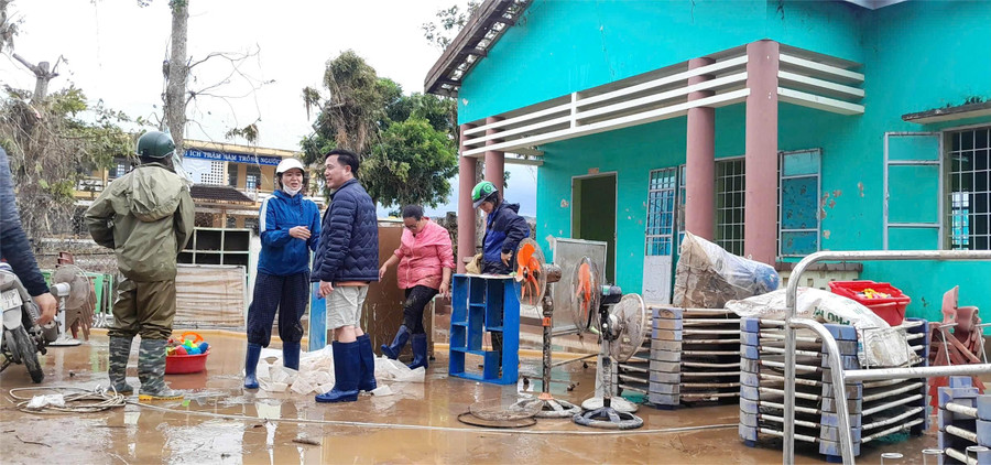 Ông Lưu Tiến Quang (thứ 3 từ phải qua) - Phó Giám đốc Sở GD&ĐT kiểm tra thiệt hại tại các trường thuộc xã Đồng Xuân. (Ảnh: TT)