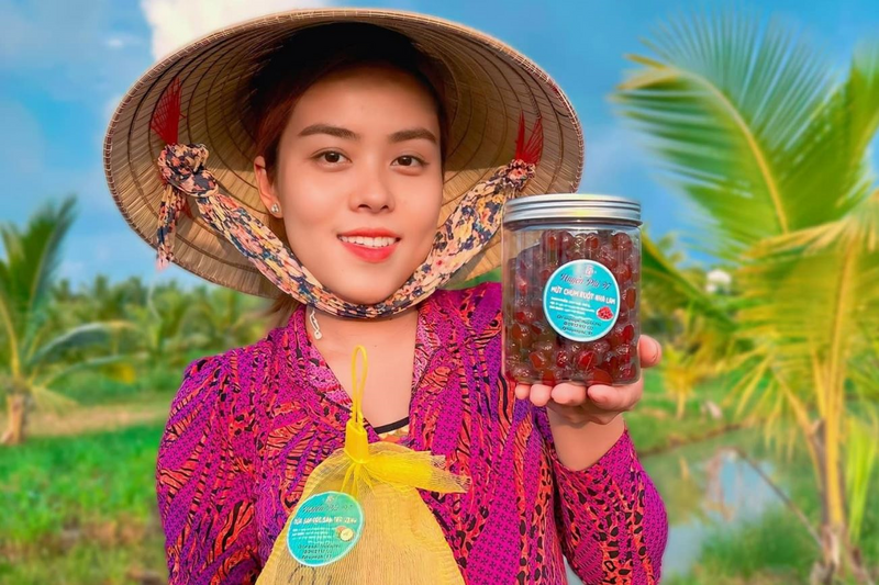 Mứt chùm ruột - một trong những sản phẩm miền Tây quen thuộc tại gian hàng của Huyền Phi