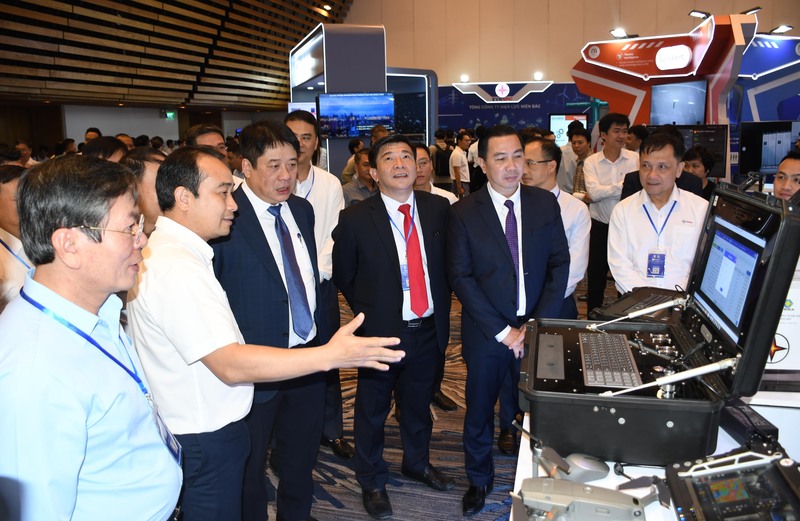 Ông Nguyễn Anh Tuấn - Tổng giám đốc EVN và các đại biểu tham quan các gian hàng tại sự kiện. Ảnh: Minh Khuê