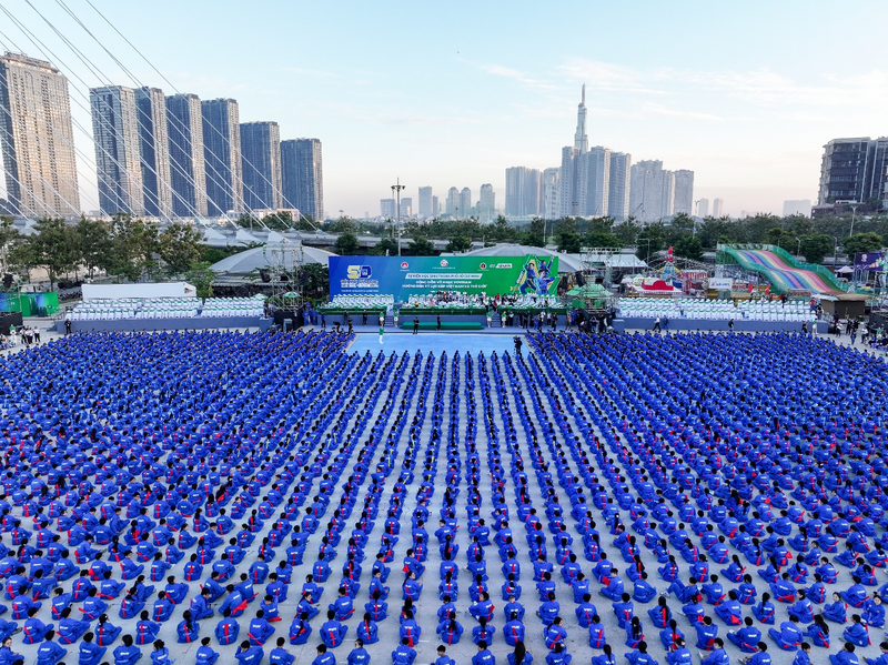 5.000 học sinh từ 15 điểm trường đã có mặt tại Công viên Bờ sông Sài Gòn từ sáng sớm, tập dượt chuẩn bị cho đồng diễn.