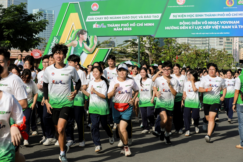 Hàng nghìn học sinh TP. Hồ Chí Minh xuất phát trên đường chạy Edurun.