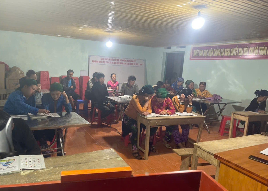 Các học viên tích cực đến lớp xóa mù chữ để học đọc, học viết. an-ty-3.jpg