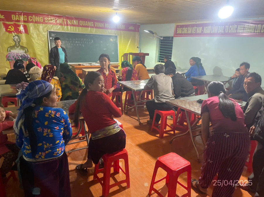 Lớp học xóa mù chữ có nhiều học viên lớn tuổi. can-ty-1.jpg