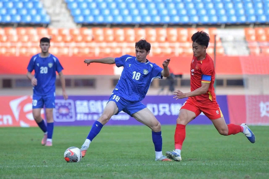 Thủ quân Nguyễn Văn Trường (bên phải) tranh bóng với cầu thủ Uzbekistan ở Panda Cup 2025. Ảnh: UFA u22-viet-nam-sau-panda-cup-2025-diem-sang-noi-lo2.jpg