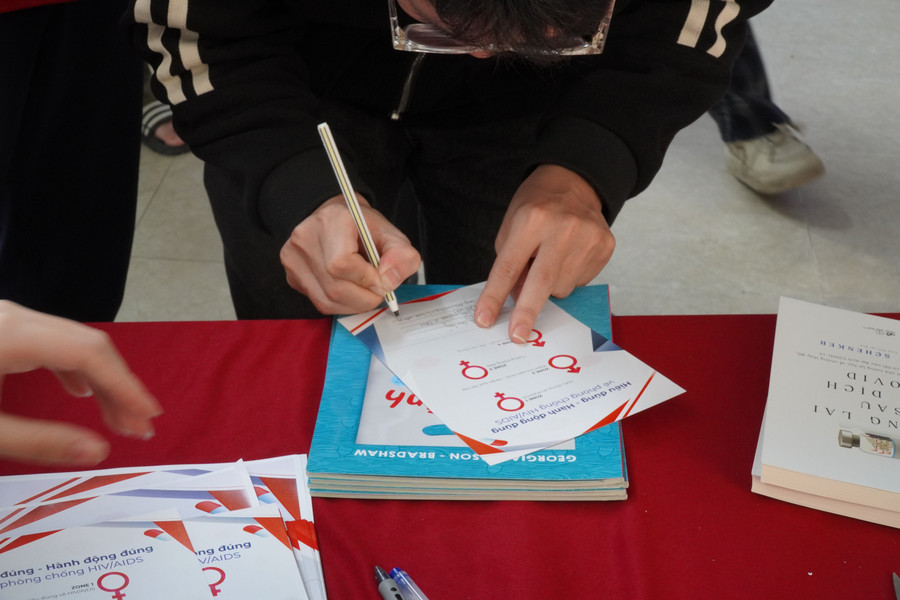 Sinh viên nhiệt tình tham gia chương trình “Hiểu đúng – Hành động đúng về HIV/AIDS”. bk-1.jpg