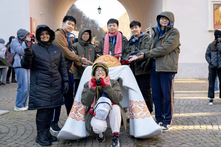 Học sinh Việt Nam tham gia các hoạt động giao lưu văn hóa. image10jpg.jpg