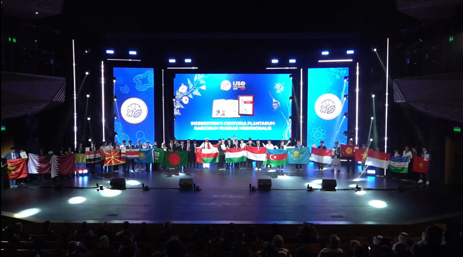 Ban tổ chức trao huy chương Đồng cho các thí sinh. img-08.jpg