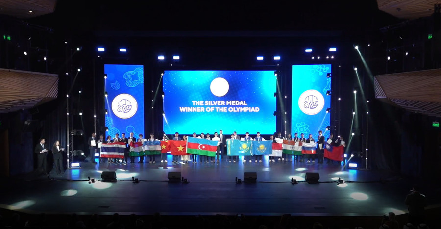 Ban tổ chức trao huy chương Bạc cho các thí sinh. img-09.jpg