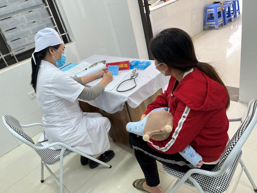 Thời điểm chuyển mùa Thu – Đông thời tiết thất thường, độ ẩm cao là điều kiện lý tưởng để các tác nhân gây bệnh đường hô hấp và tiêu hóa phát triển. Ảnh minh hoạ