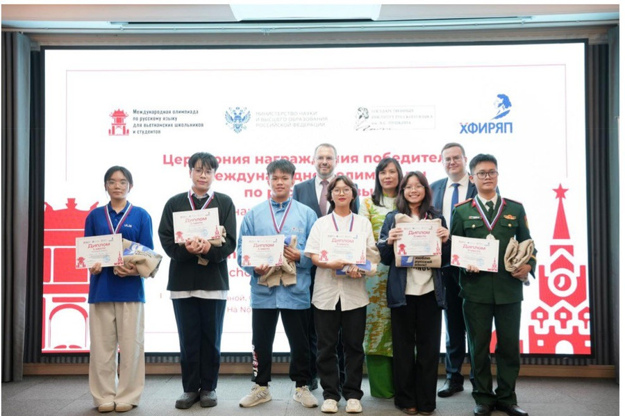 6 thí sinh chiến thắng Cuộc thi được vinh danh tại buổi lễ. Trong ảnh: Ông Mogilevsky Konstantin Ilich, Thứ trưởng Bộ Khoa học và Giáo dục đại học Liên bang Nga; bà Nguyễn Thị Thu Đạt, Giám đốc Phân viện Puskin; và ông Gusev Nikita Vladimirovich - Viện trưởng Viện tiếng Nga quốc gia mang tên A. X. Pushkin trao Huy chương Olympic, Bằng khen chiến thắng Olympic và phần thưởng cho 6 thí sinh đạt giải cao nhất. img-6098.jpg