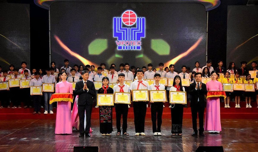 Nhóm học sinh Trường THCS Lăng Can, xã Lâm Bình nhận giải Khuyến khích Cuộc thi Sáng tạo Thanh thiếu niên, nhi đồng toàn quốc năm 2025. 1000045016.jpg