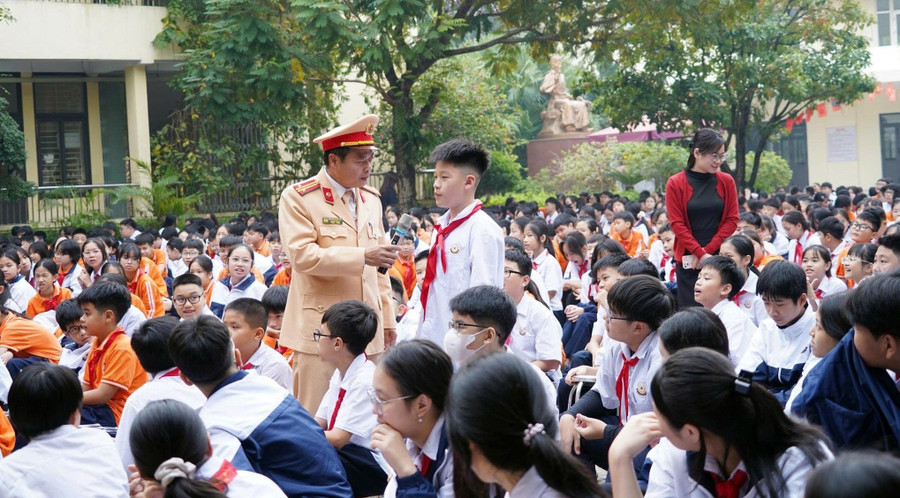 Một buổi tuyên truyền an toàn giao thông của Công an TP Hà Nội.