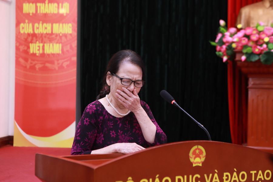 Đại diện thân nhân của những nhà giáo đi B đã qua đời bày tỏ niềm xúc động khi nhận được sự quan tâm, tri ân từ lãnh đạo Bộ GD&ĐT. 2.jpg