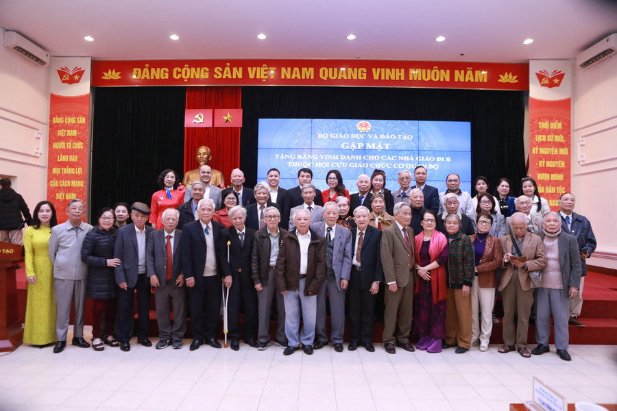 Các nhà giáo đi B và đại diện thân nhân một số nhà giáo đi B chụp ảnh lưu niệm cuối chương trình. 1.jpg