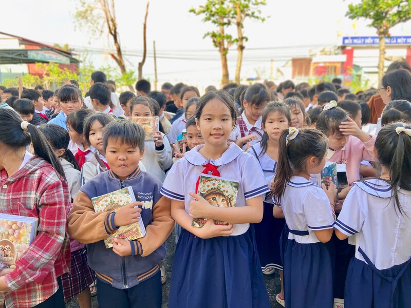 Các em học sinh háo hức khi được tặng quà.