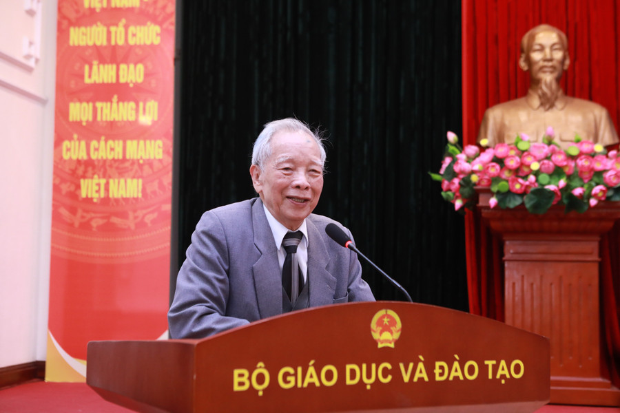 Nhà giáo Trần Tình - nguyên Phó Chánh Văn phòng Trung ương Đảng đại diện cho các nhà giáo được vinh danh phát biểu cảm nghĩ tại buổi lễ. 3.jpg