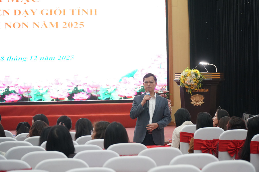 Ông Nguyễn Văn Khoa - Phó Giám đốc Sở GD&ĐT Nghệ An quán triệt các nội dung quan trọng tại cuộc họp ban tổ chức hội thi. Ảnh: Hồ Lài sn104306.jpg