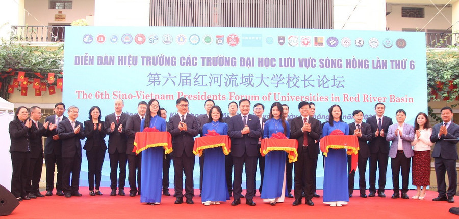 Đại diện các trường cắt băng khai mạc Diễn đàn.